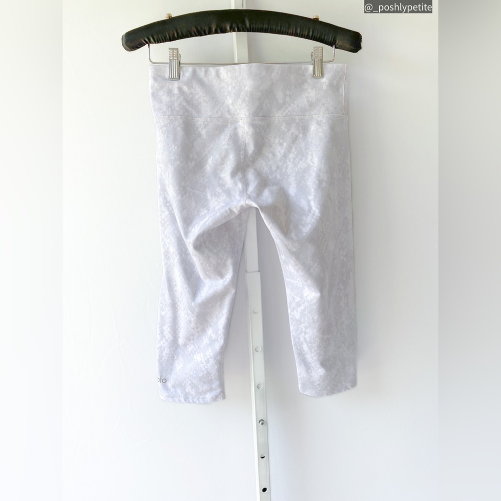 Alo Xs White Grey Python Snake Print Capri Leggin… - image 2